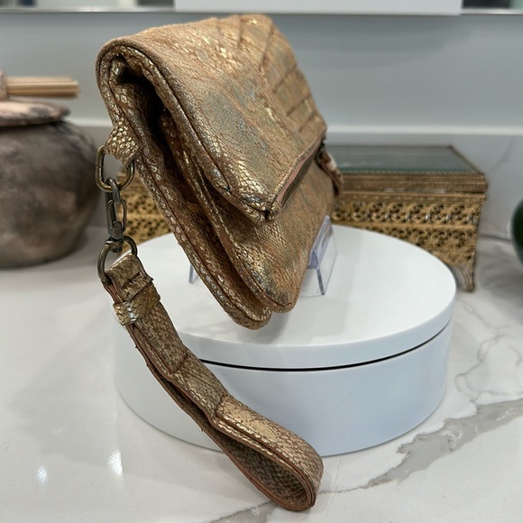 Jessica Simpson Coppery/Golden/Bronze Metallic Snakeskin Print Wristlet VGUC - Picture 3 of 17